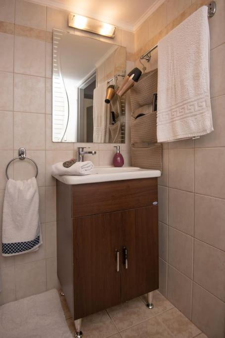 Lovely,Central, Spacious 2-Bedrooms Apartment Pireu Exterior foto