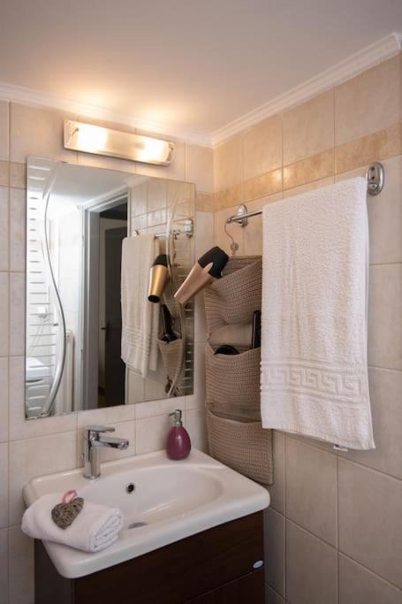 Lovely,Central, Spacious 2-Bedrooms Apartment Pireu Exterior foto