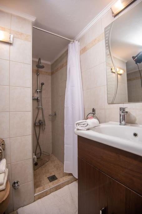 Lovely,Central, Spacious 2-Bedrooms Apartment Pireu Exterior foto
